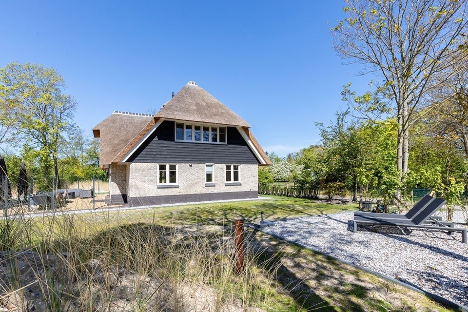 Luxe Bungalow Met Jacuzzi Op Ameland || Voor Maximaal 8 Personen ...